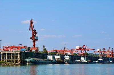 奋战红五月，泸州水运吹响发展“进军号” 港口货物装卸搬运活动如火如荼