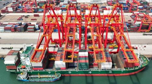 山东港口日照港 货物吞吐量持续攀升，装卸搬运活动高效运转